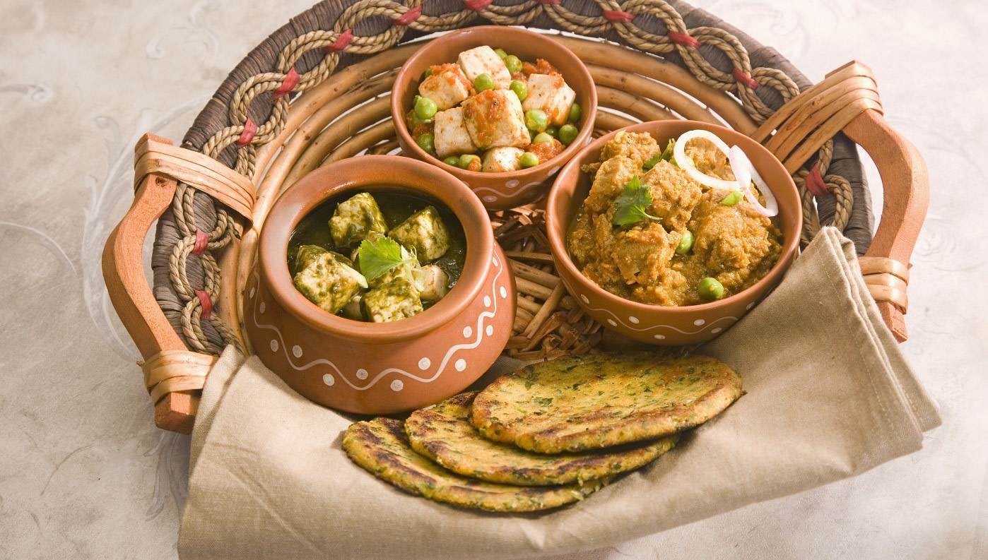 菠菜芝士,大豆烤肉,Masala奶酪,绿豌豆配Makki Ki Roti,足球盘口食品,shutterstock_178259495 菠菜芝士