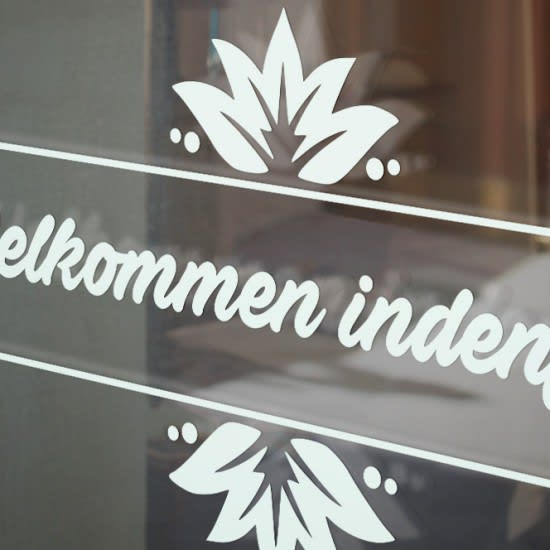 Enkel sticker med blomst og valgfri tekst Enkel sticker med blomst og valgfri tekst