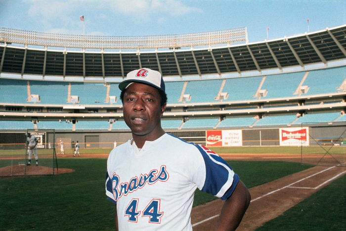 Hank Aaron becomes all-time home run king