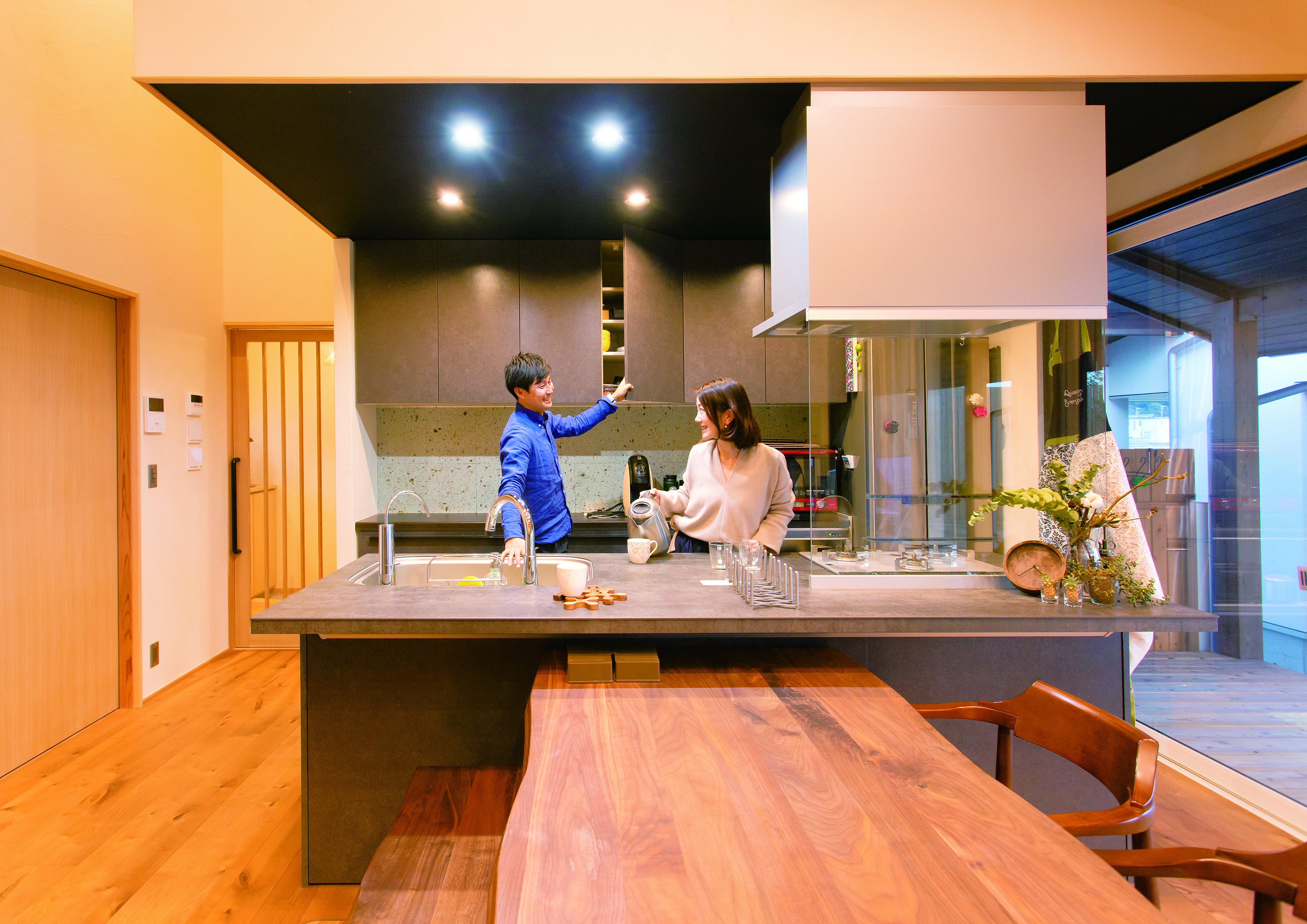 LIXILのアイランドキッチン、その洗練されたデザインが和モダンの空間をより引き立てる。