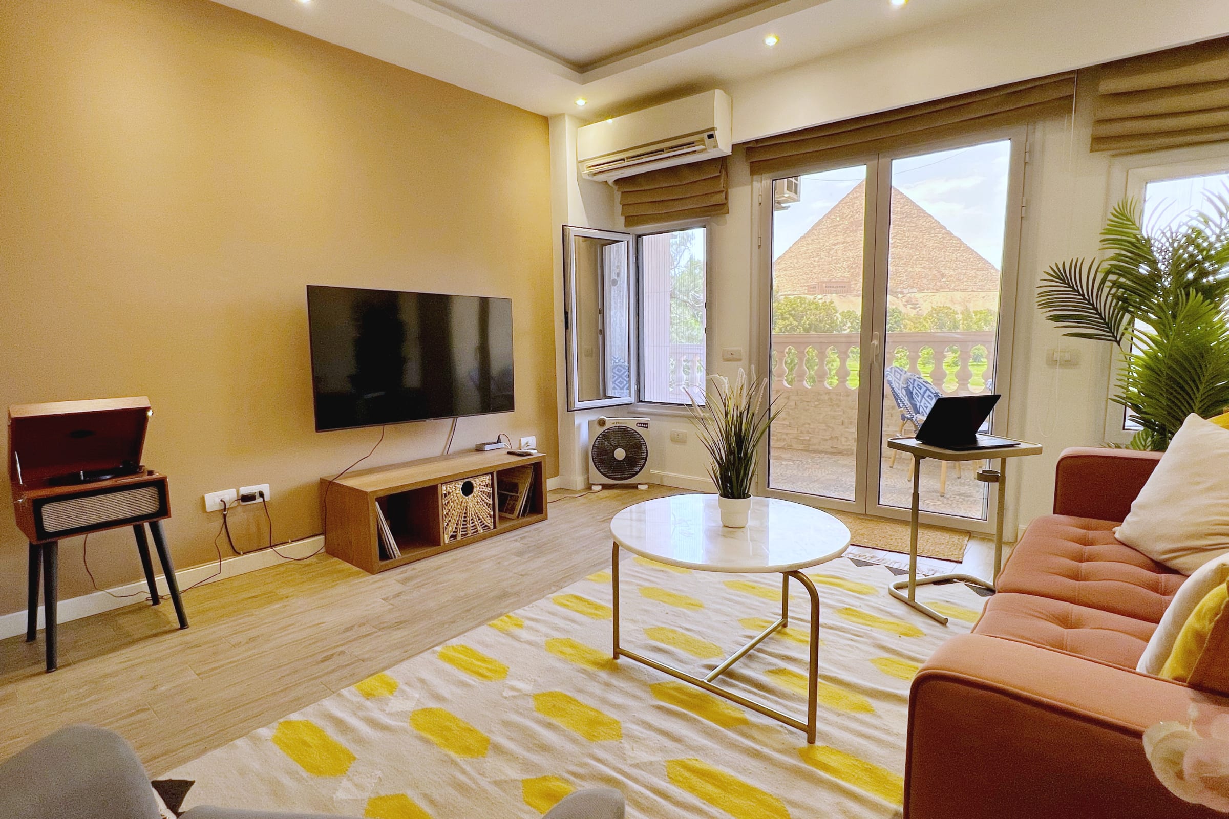 Spellbinding 2 BDR Apt. | At The Giza Pyramid's Doorstep 4