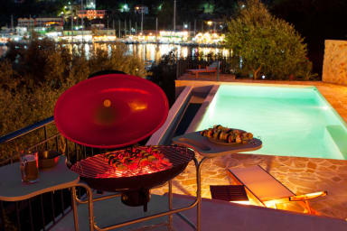 Charcoal barbecue to enjoy delicious grilled