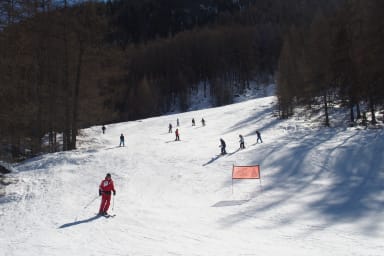 Deux pistes de ski alpin.