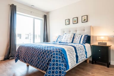 Bedroom 1: Queen size bed