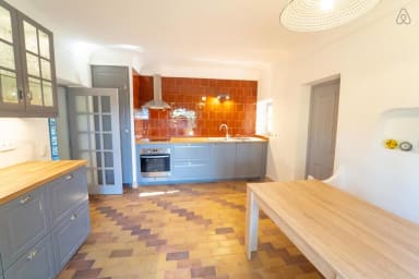 Cuisine équipée avec plaques électriques 