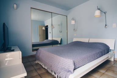 Bedroom with a double bed 