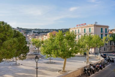 Les Pieds dans l'Eau par Dodo à Cassis