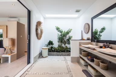 Villa Hugo | 4 bedroom luxury villa walk distance to beach Berawa Canggu