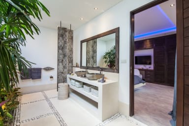the private en-suite bathroom of bedroom 4