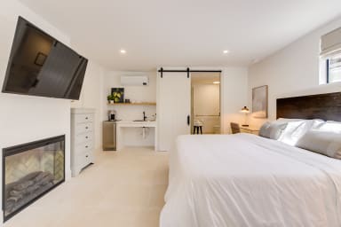 studio with king size bed