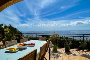 grande terrasse du premier niveau avec vue mer