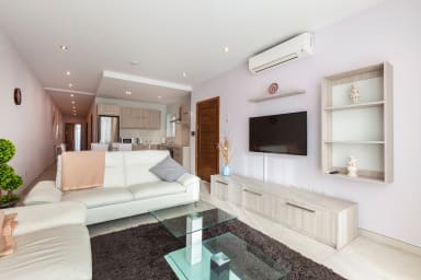 Spacious and Modern 3Bed with balcony-Hosted by Sweetstay
