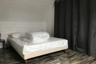 lit étage 140
derrière rideau autre chambre