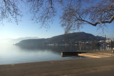 Le bord du lac (champ de mars) se trouve à 5 minutes de l'appartement.