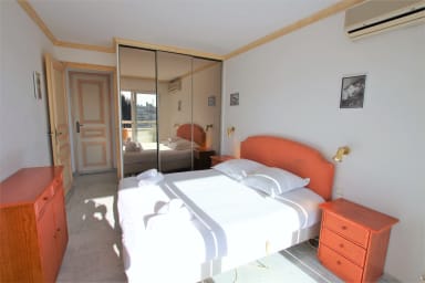 air conditioned bedroom with double bed 160 cm + closet