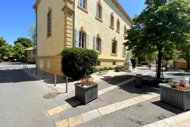 Location saisonnière à Lambesc - Mairie