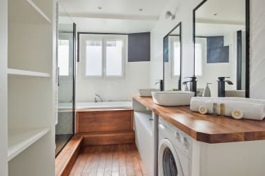 Salle de bain avec douche et baignoire