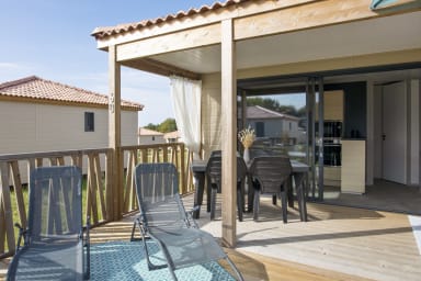 Terrasse avec chaise longue