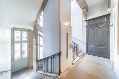 attention l'ascenseur n'est pas accessible par les voyageurs
