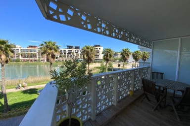 La terrasse fait tout le tour du logement et offre une vue panoramique