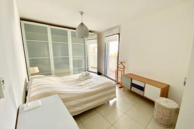 Chambre lit en 140 avec ouverture sur la terrasse