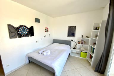 Chambre avec climatisation et espace bureau lit en 140