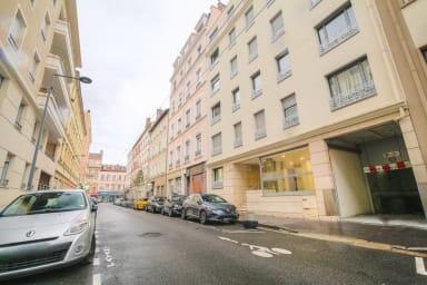 Entrée principale vitrée. Vous avez la possibilité de stationner votre...