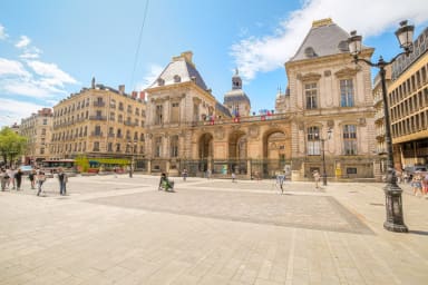 Tout proche de l'Hôtel de Ville, Place Louis Pradel et du métro ligne A (à...
