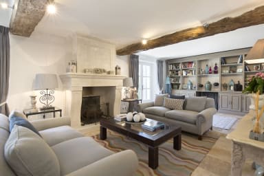Location maison en pierres chaleureuse et spacieuse à Lacoste