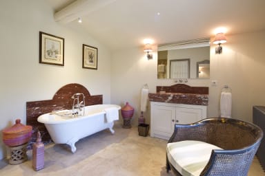 Détente absolue pour cette maison à louer au coeur du Luberon