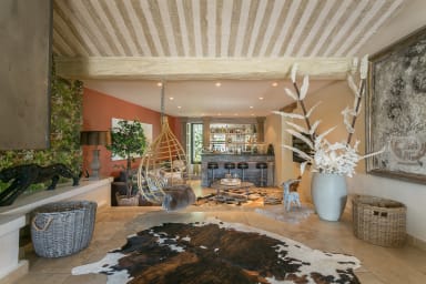 Well-being and relaxation holidays in Provence with heated swimming pool