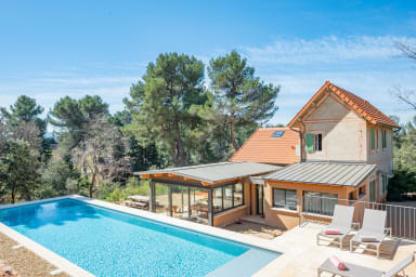 Exceptional view of the ochre cliffs from this holiday home