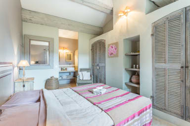 Character house to rent in Provence in Ménerbes