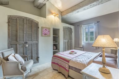 Exceptional property to rent in the heart of the Petit Luberon in Ménerbes