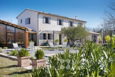 Superb villa with heated pool for rent in Lacoste