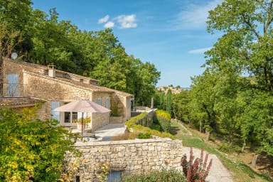 Magnificent stone house to rent with heated swimming pool in Provence