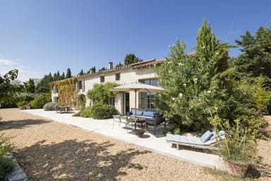 Superb villa with heated pool for rent in Maillane