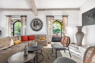 Exceptional property to rent in Menerbes heated pool