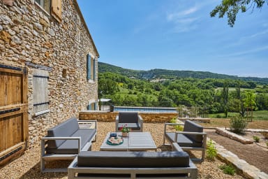 Exceptional stone house to rent in the heart of the Luberon