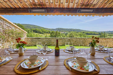 Breathtaking views of the Luberon from this house for rent