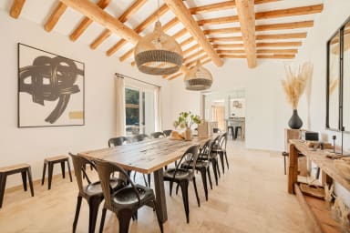 Harmonious interior and splendid garden for this house to rent in Provence