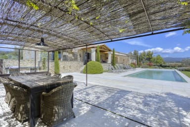 Stone house for rent in the Luberon with heated swimming pool