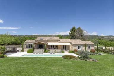 Magnificent scenery for this splendid villa to rent in Gordes