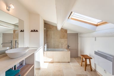 Magnificent stone house to rent with heated swimming pool in Provence