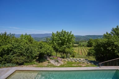 Parfum de bien être pour cette bastide à louer à Saignon