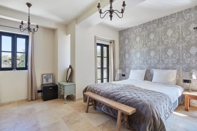 Exceptionnelle maison en pierres à louer au coeur de la Provence