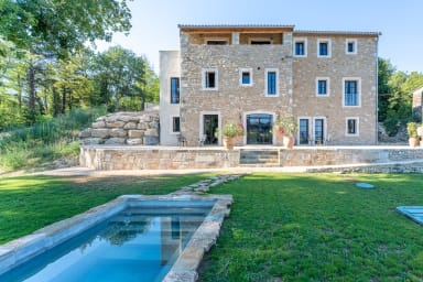 Maison a louer avec piscine chauffée et vue à 360° sur le village de Ménerbes