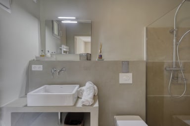 Een uitnodiging om te ontspannen in dit huis te huur in Lacoste