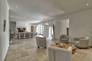 Warm and spacious stone house for rent in Bonnieux