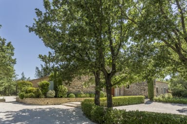 Perfume of well-being for this bastide for rent in Gordes